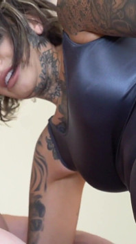 Strap on gigante e un nuovo tappeto di sweetfemdom