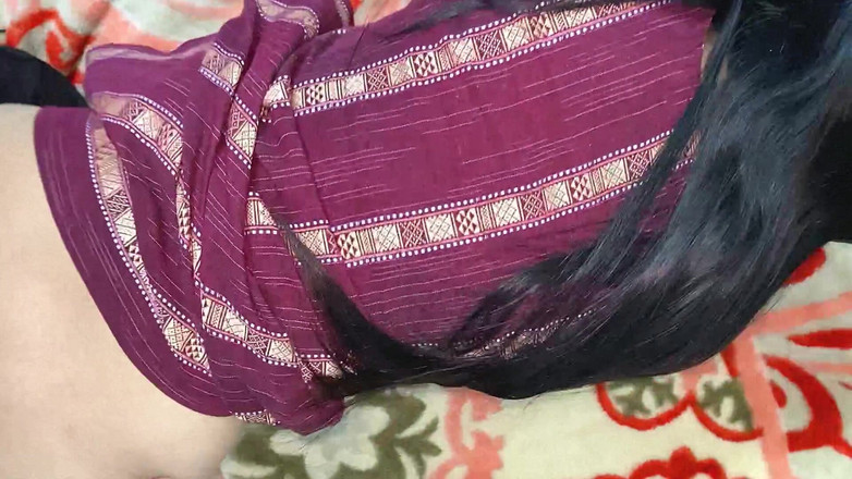 Desifilmy45: Bhabhi는 그녀가 창녀임을 알게되었고 비밀리에 비디오를 만들었습니다.