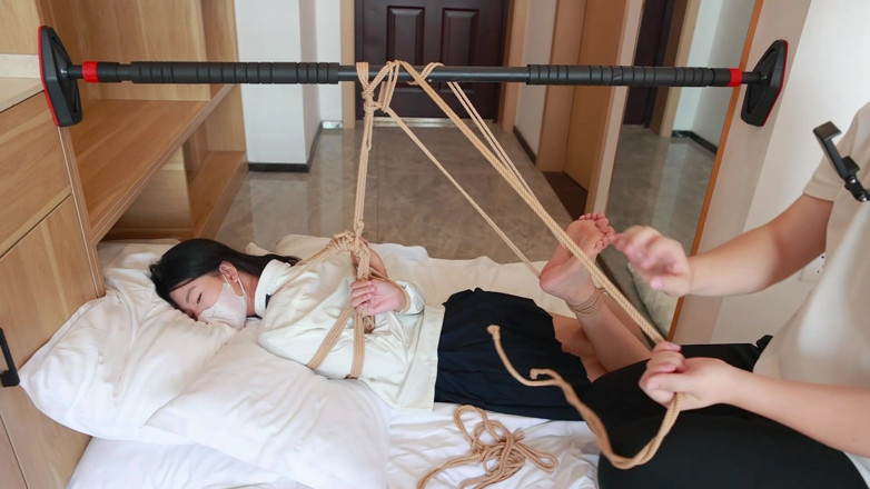 Asian bondage: मेरी नंगे पैर प्रेमिका एक क्रॉसबार से लटक रही थी, अपने नंगे पैरों से खेल रही थी
