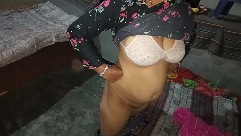 Savita5343: Une bhabhi nouvellement mariée taille les meilleures pipes et baise...