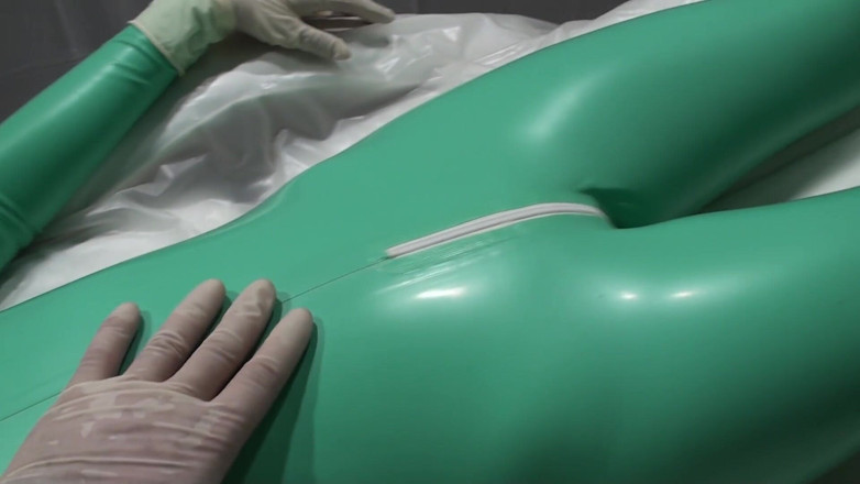 Latex Danielle: Latex danielle entspannt im krankenwagen