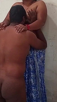 Indiana tia quando seu marido não está em casa