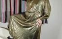 Sissy in satin: Erotik altın metalik elbiseli ateşli travesti
