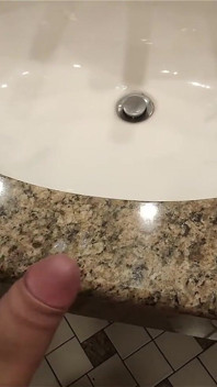 Sexo crudo en baño público