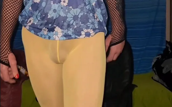 Lizzaali: Another clip i did in my yellow tights