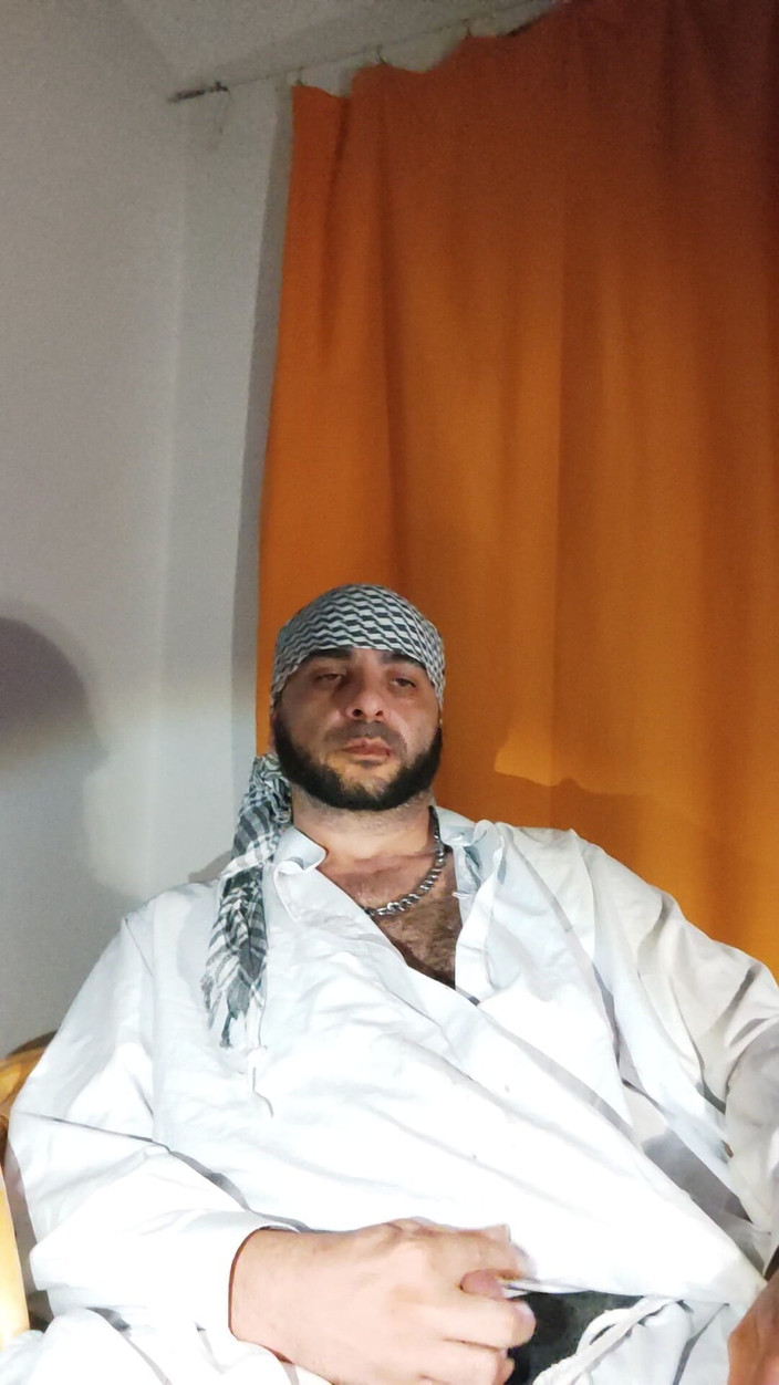 SmokedAlloy2: Dirtyjunkbro oblečený jako Afghánec, si hraje s jeho špinavý penis