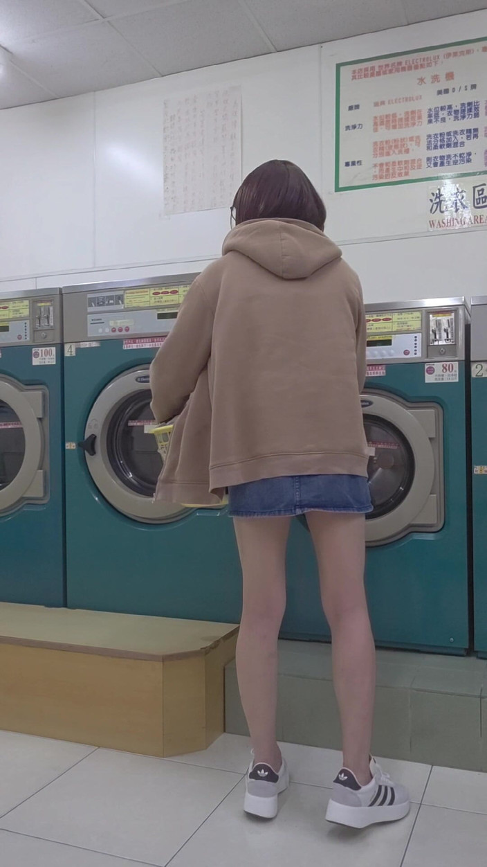 Taiwancdgirl: La pseudo-madre Tingxuan fue fotografiada en la lavandería desde atrás,...