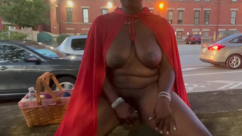 Super sexy ebony cuties: Обнаженная мастурбация на улице с вибраторной секс-игрушкой