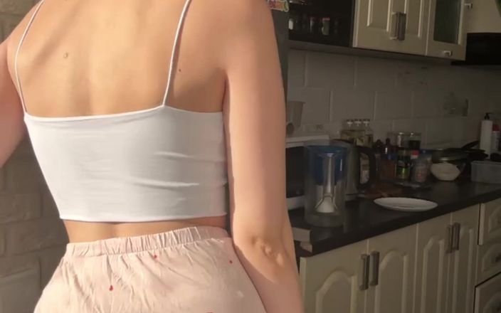 LyalkaMotanka: Strip-tease doux sous les rayons du soleil