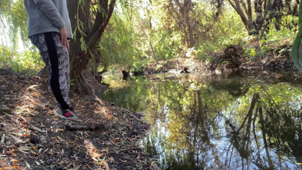 Elena: Une MILF vêtue de legging pisse dans la rivière