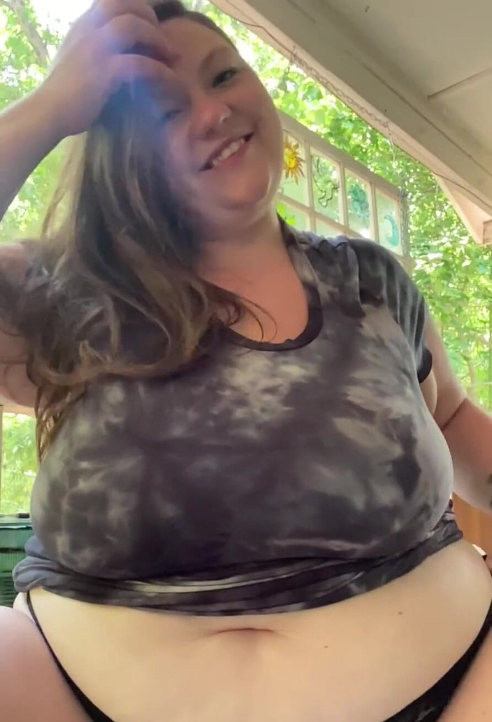 420bettyboobs: Slo-mo Titty Drop. Vendredi, les Hunnies !