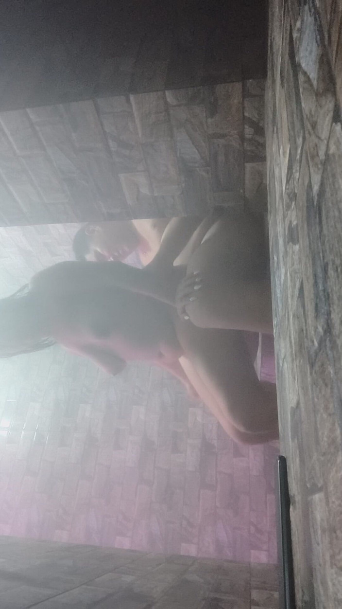 AngyAmazon: Cưỡi người chồng cuckold của tôi trong phòng tắm hơi...