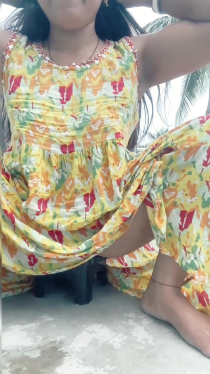Hot Nisha bhabhi: Sexo ao ar livre com auto mamas e buceta.