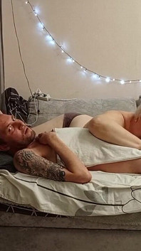 Sąsiad robi głębokie obciąganie i połyka spermę