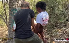 Une grosse bite noire baise un étalon blanc musclé, interracial
