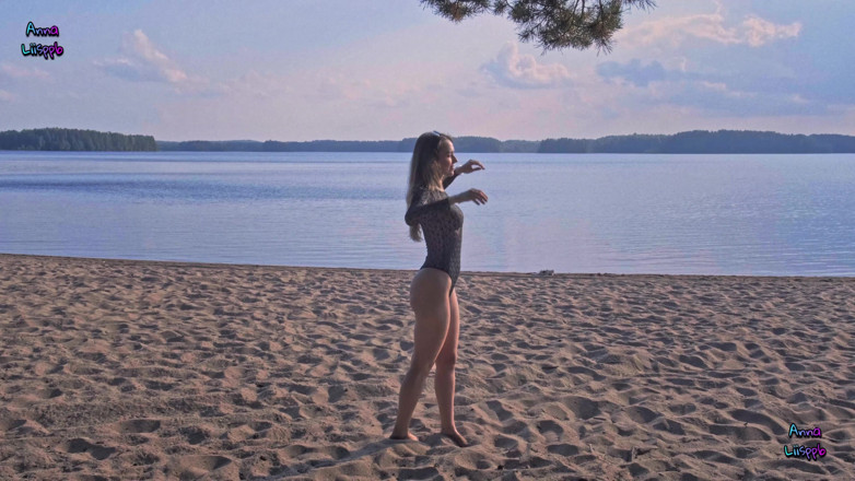 Anna Liisppb: Striptease en la playa. Cuerpo mojado