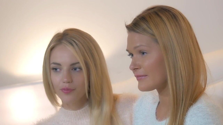 Lesbian Illusion: Красивая блондинка в спальне