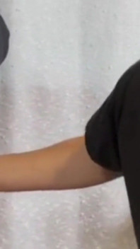 Jururawat comel memeriksa batang kecilnya dan memberikannya handjob