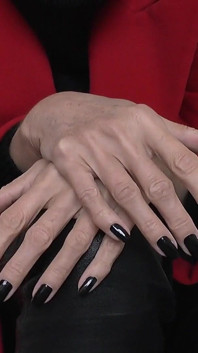 Lady Victoria Valente - casaco vermelho, calças de couro pretas, mãos bonitas, unhas pretas, close-ups, JOI