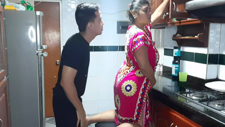 Aly: meri sauteli mammi ki amir choot ko kichan men chakhna