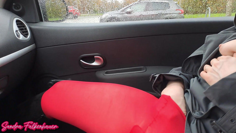 Sandra Falkenhauer: Bez majtek w czerwonych rajstopach