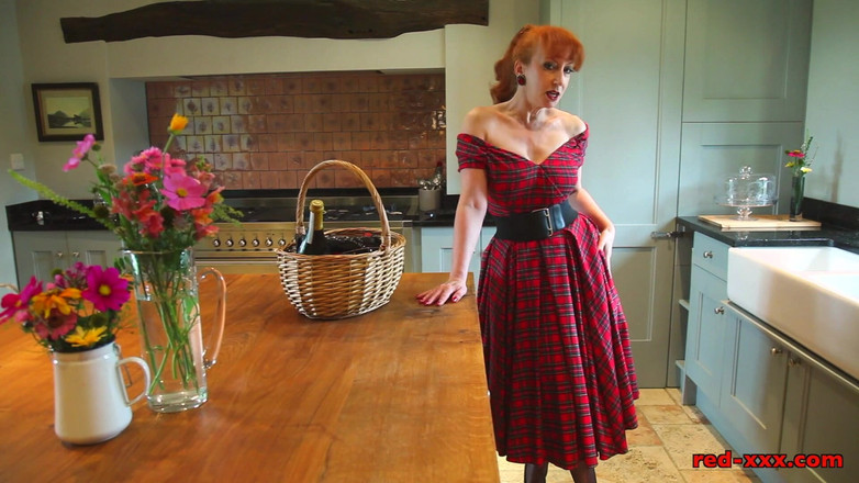 RedXXX: Возбужденная домохозяйка!