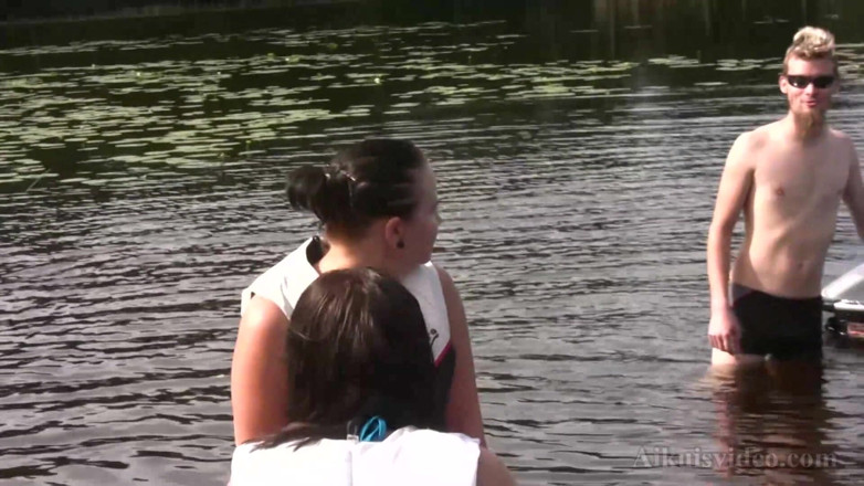 FinAdult Videos: Mr Lothar and water games in the group