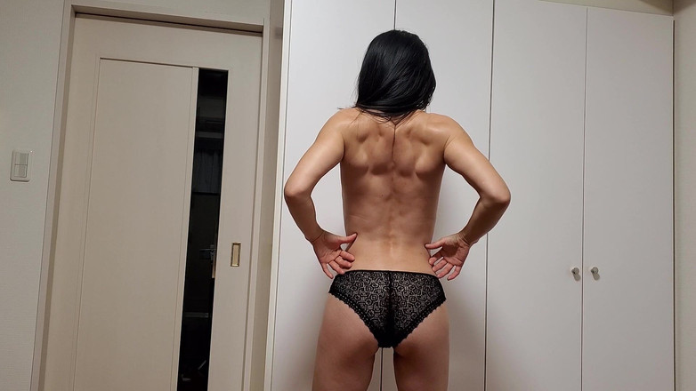 Mayumi Kanzaki: Японская зрелая женщина демонстрирует свои мышцы