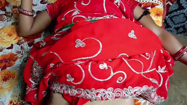 DesiFucker2130: Bhabhi v červeném saree měla sex se svým švagrem, švagr si dal prsten...
