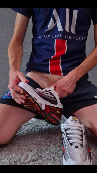 Sneakersmax98: Spor ayakkabılar ve büyük boşalma arasında sikimi sıkıyor