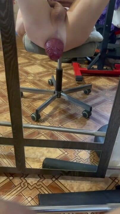 IncredibleGuy: Saya berbaring telentang dan mempamerkan prolaps dubur saya semasa tiada...