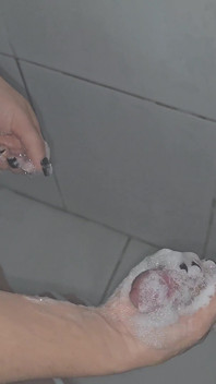 Kdykoli můj manžel jde ven, požádám svého nevlastního syna, aby mi pomohl se sprchovat!