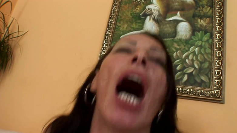 German amateur - 100% German hardcore videos: Geweldige brunette milf krijgt haar gezicht rommelig