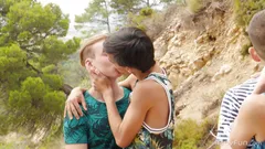Tiener twink zonder condoom orgie! Een wandeling met een paar universiteitsjongens verandert in een vierweg neukfeest