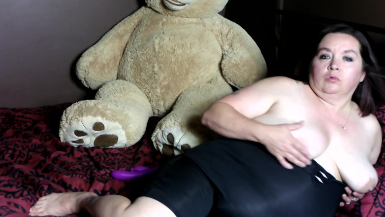 SexyNEBBW: Sexy grandota se graba jugando el segundo día