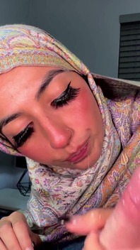 Hijabi aaliyah mostra la sua lingerie e riceve un enorme sborrata in faccia