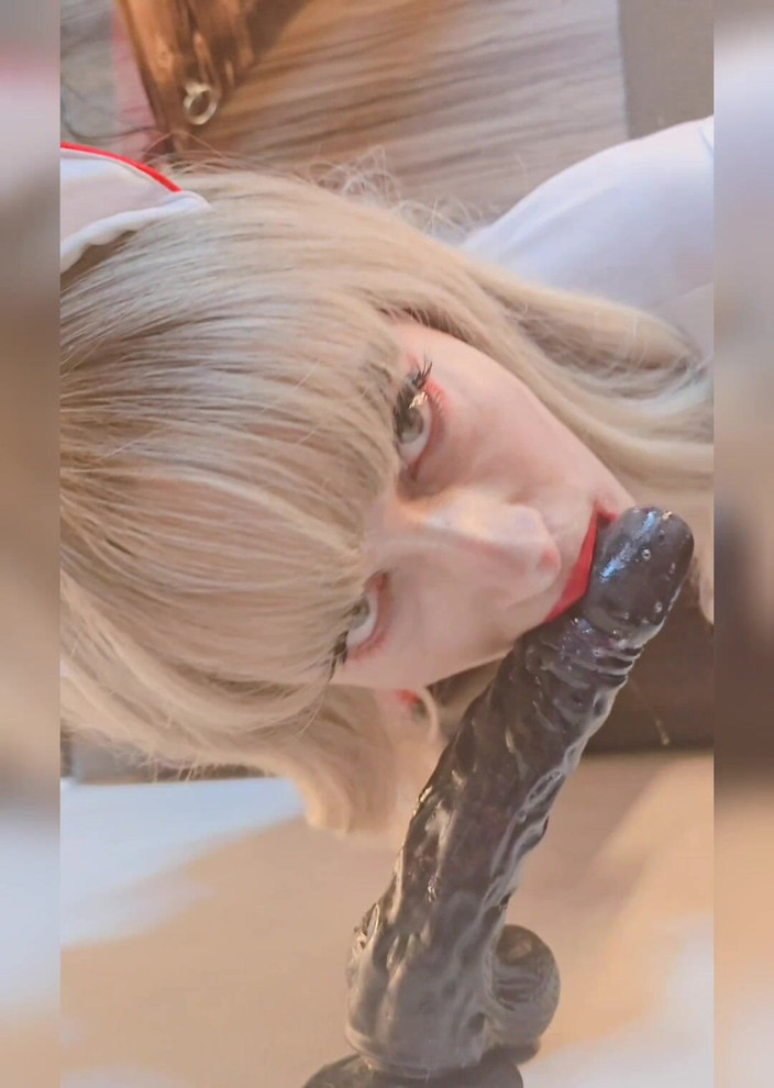 August Harper: Jururawat miang menghisap kote hitam besar dan mengusap zakar awek...