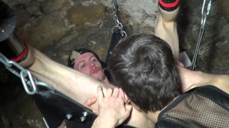 Gaybareback: Joven bisexuel folla a un chico escamoso en un cabestán...