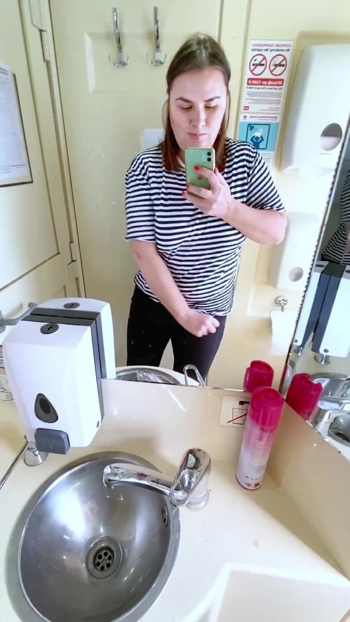 Ms Pee Piss: Cesta vlakem ve vlaku, šla na veřejnou toaletu, aby vyčůrala její...