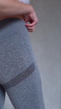 Un pantalon de yoga moulant essaye