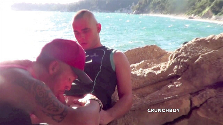 Sneaker gay: Spor ayakkabılı exhib dominaton exhib plajında