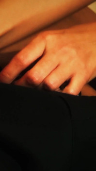 Nikky sarışın bir röportajda seksi vücudunu çalışıyor