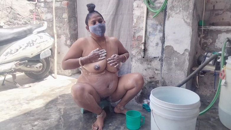 Yourgeeta8899: Inderin bhabhis heißes video beim baden