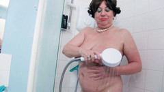 Dirty Doctors Clips: Nevlastní teta Trisha ve sprše