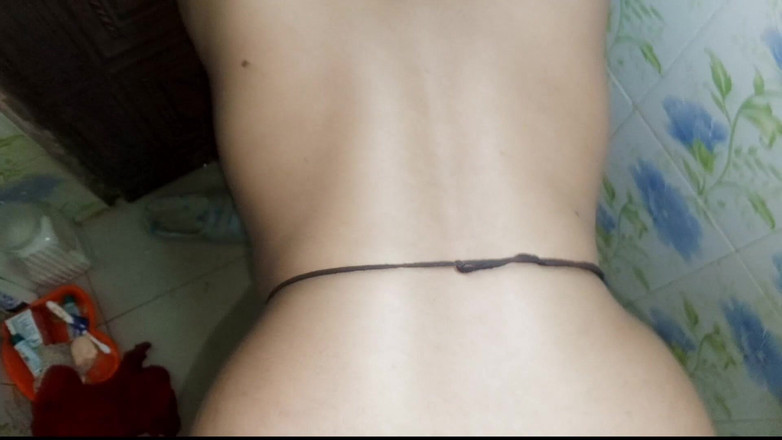 Shahinbd: インドのデジの女の子がバスルームでシャワーを浴びていると、義理の兄がバスルームに入り、彼女のお尻を犯し始める