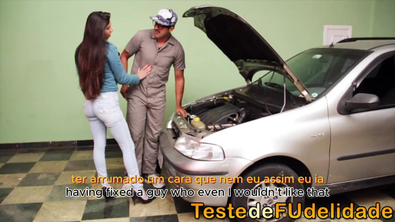Teste de Fudelidade: 胸の大きいブルネットの女性が既婚の整備士とセックスした