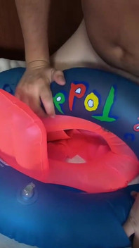 Spelen met opblaasbare zwemring