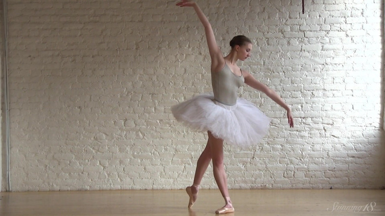 Stunning18: Nữ diễn viên ballet tập thể dục