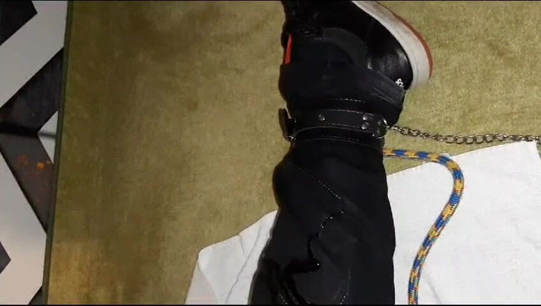 Satin short: Svázaná v džínách a saténových kraťasech a Použitá špinavá