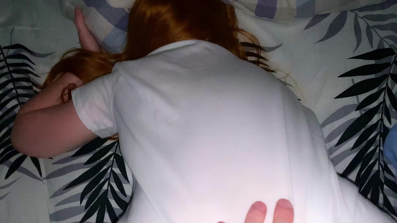 AmyHi: "Подключи телевизор, чтобы родители не слышали!" - сводная сестренка пришла потрахаться после ужина